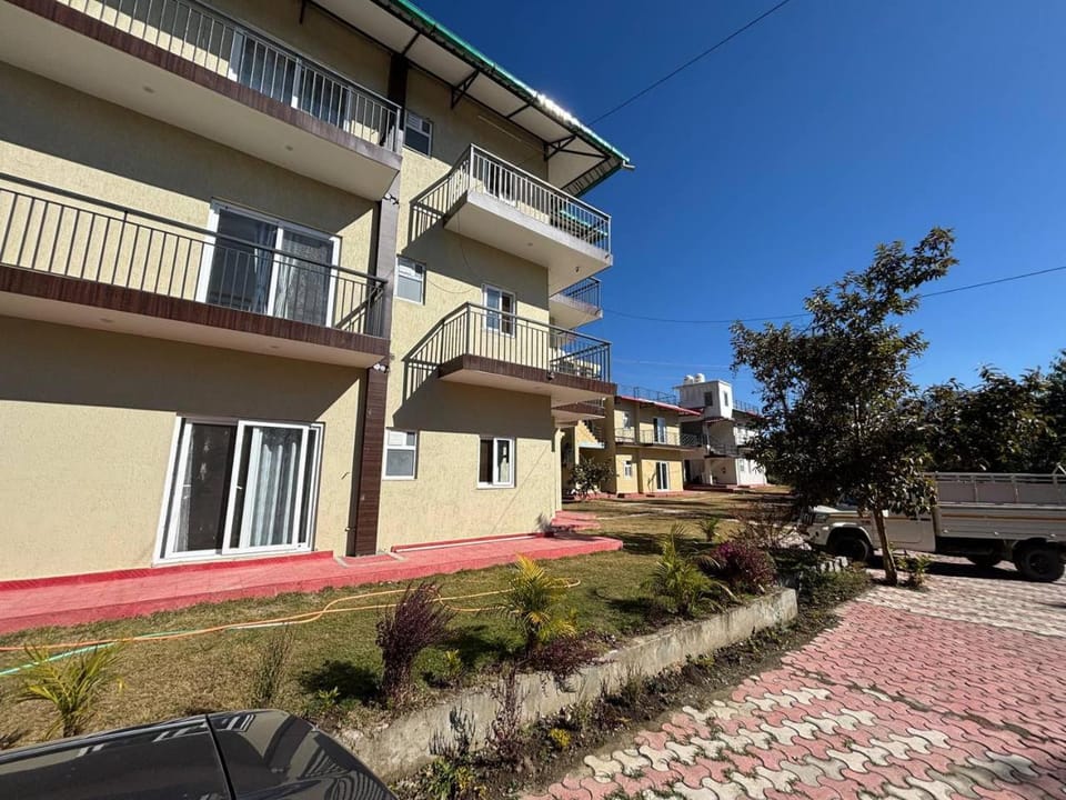 Property building, Day, Neighbourhood