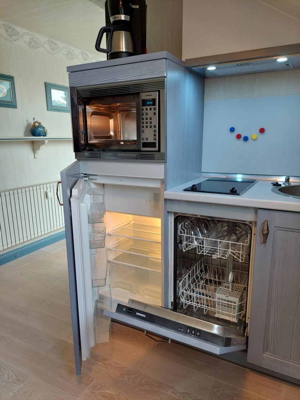 Kitchen or kitchenette, dishwasher, stove