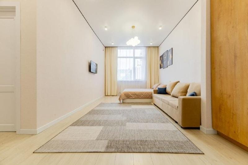 Bed, Seating area, Bedroom