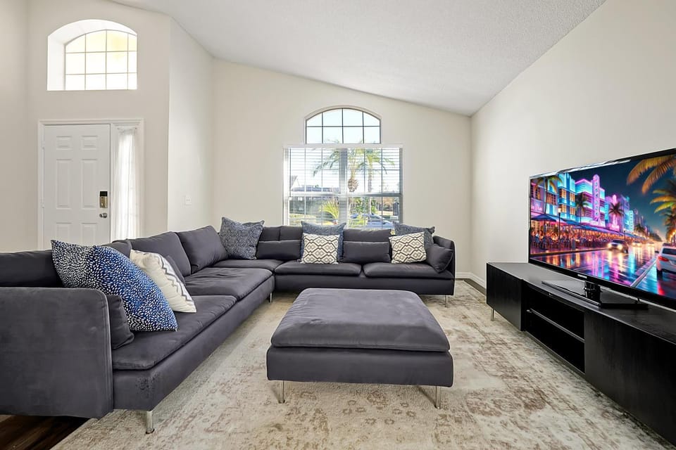 Lake Berkley Home: Pool, Lakefront & near Disney House in Kissimmee