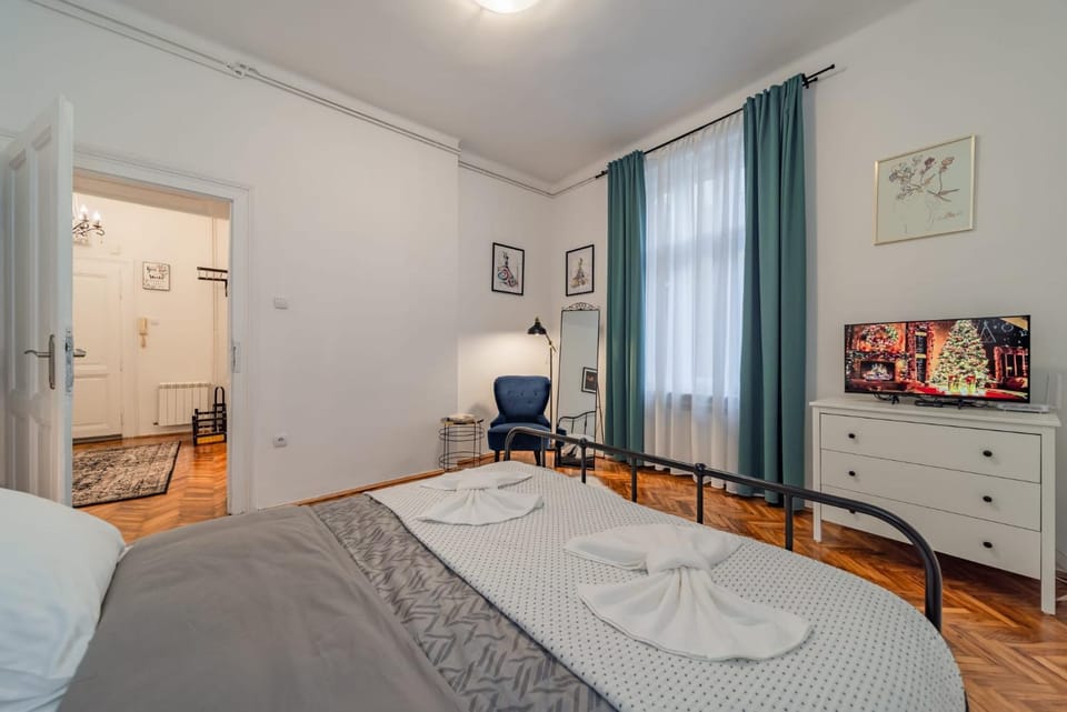 Bed, Living room, Photo of the whole room, Seating area, Bedroom, wardrobe