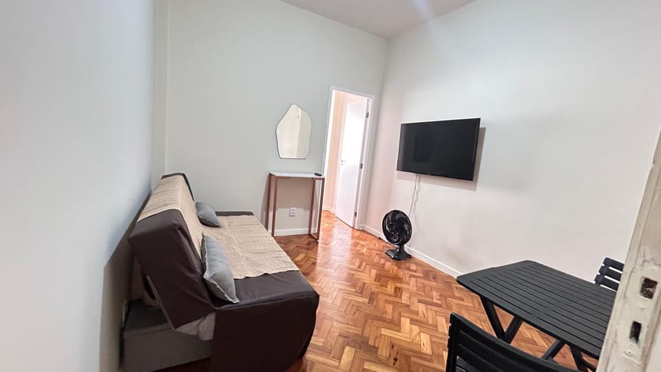Sua estadia acompanhada de CESTA de presente e MINI ESPUMANTE para brindar momentos inesquecíveis neste Studio confortável e aconchegante, 2 quadras da Praia de Copacabana, Pertinho de tudo, Para tornar sua experiência ainda mais especial, de Apartment in Rio de Janeiro