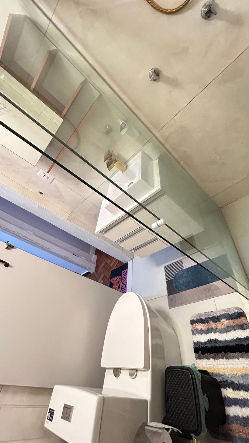 Sua estadia acompanhada de CESTA de presente e MINI ESPUMANTE para brindar momentos inesquecíveis neste Studio confortável e aconchegante, 2 quadras da Praia de Copacabana, Pertinho de tudo, Para tornar sua experiência ainda mais especial, de Apartment in Rio de Janeiro