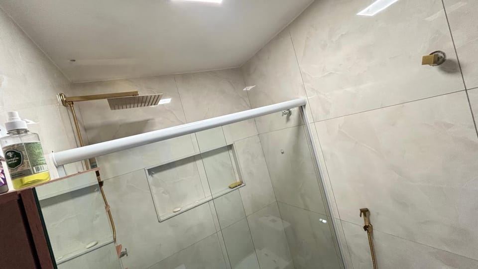 Sua estadia acompanhada de CESTA de presente e MINI ESPUMANTE para brindar momentos inesquecíveis neste Studio confortável e aconchegante, 2 quadras da Praia de Copacabana, Pertinho de tudo, Para tornar sua experiência ainda mais especial, de Apartment in Rio de Janeiro