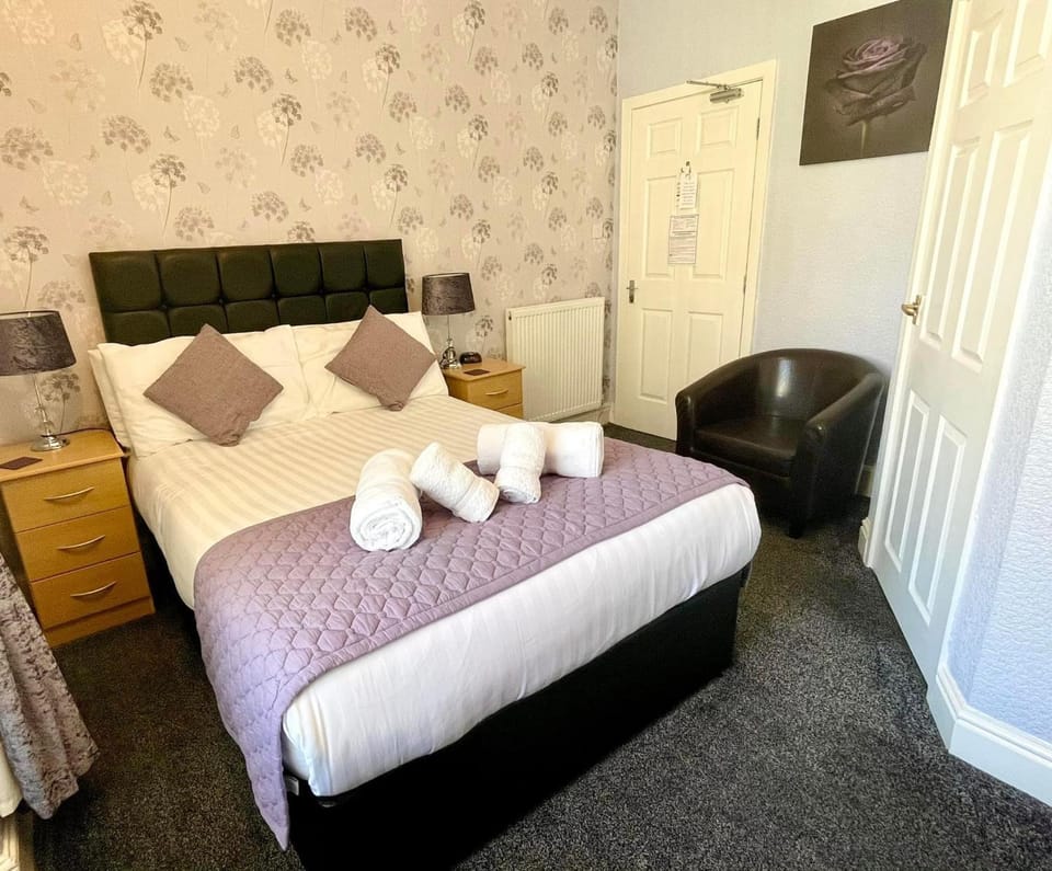 Shower, Bed, Bedroom, internet, wardrobe