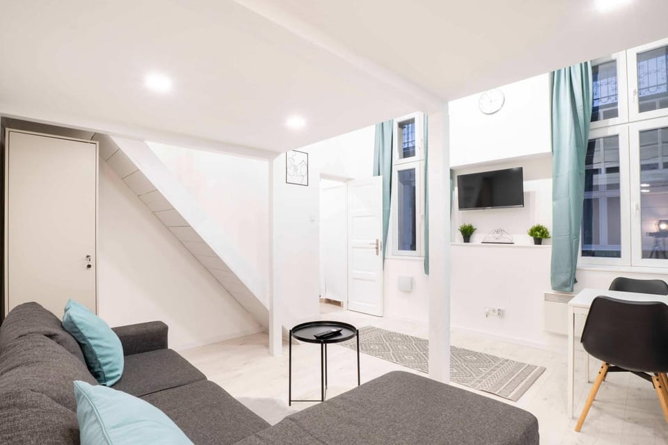 TV and multimedia, Living room, Seating area, Evening entertainment
