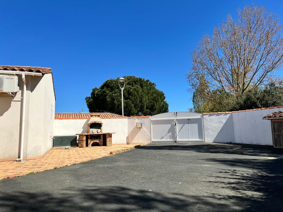 BBQ facilities, Parking