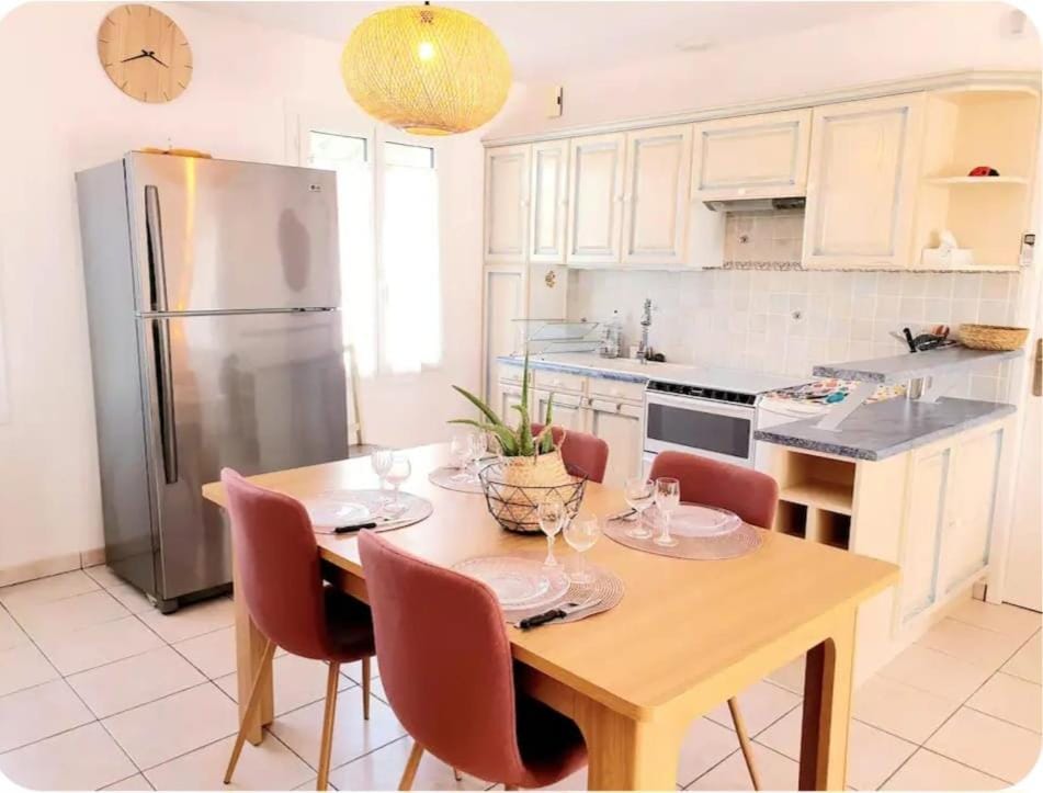 Kitchen or kitchenette, Dining area, oven, pet friendly, stove