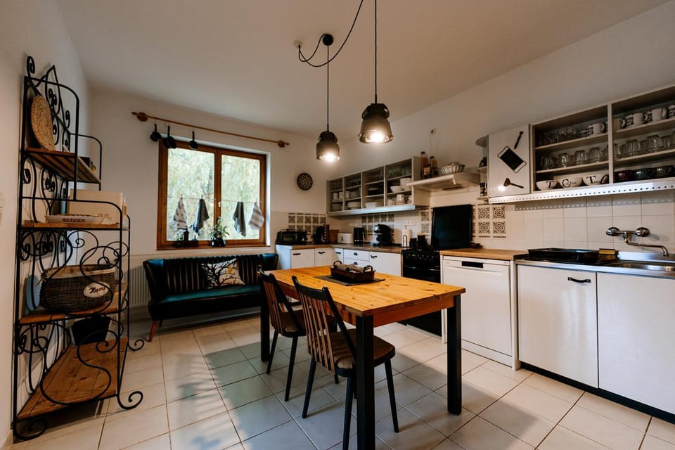 Coffee/tea facilities, Kitchen or kitchenette, dishwasher, oven, stove