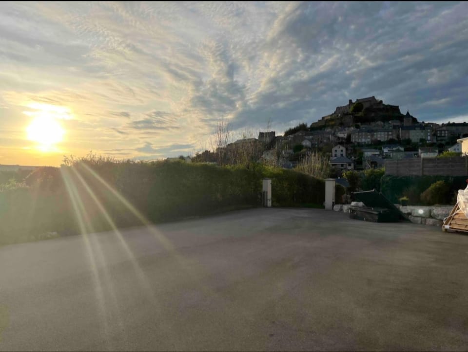 spa de nage et jacuzzi à Séverac d'Aveyron Villa in Occitanie
