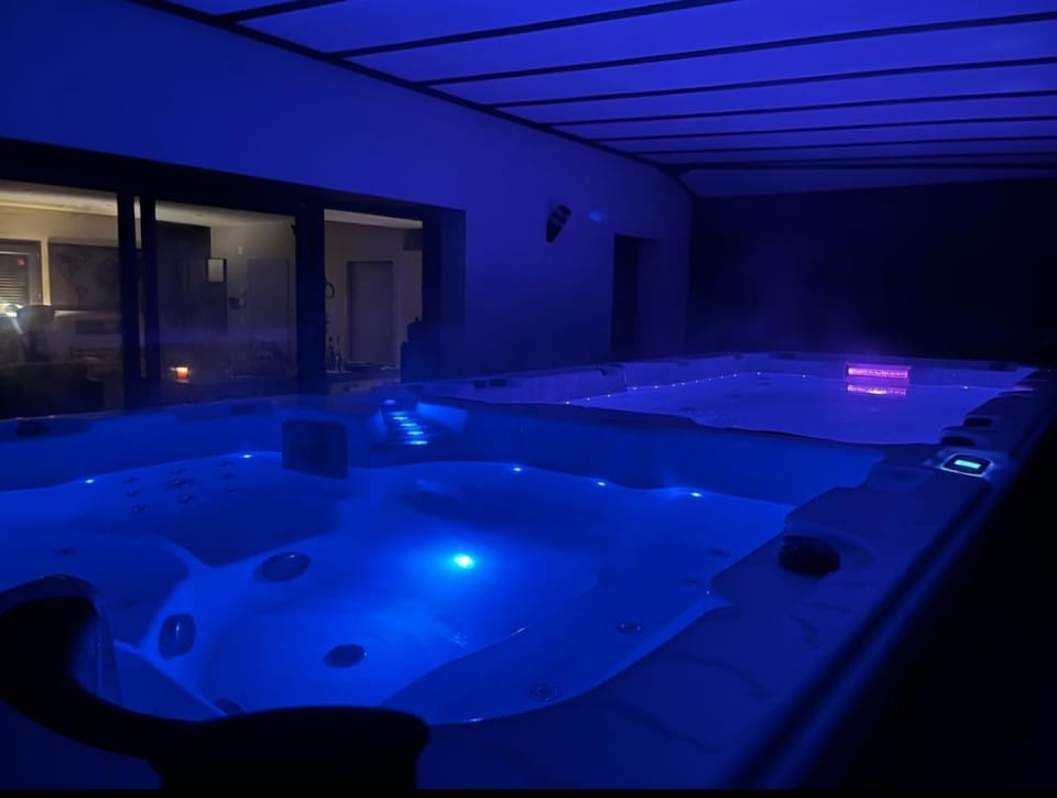 spa de nage et jacuzzi à Séverac d'Aveyron Villa in Occitanie