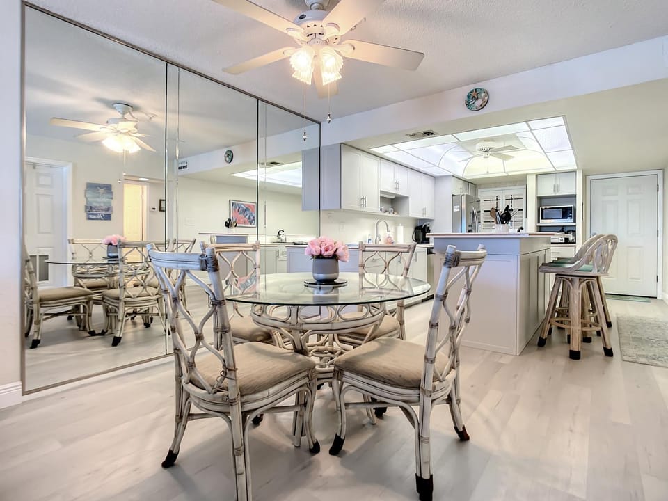 Kitchen or kitchenette, Dining area