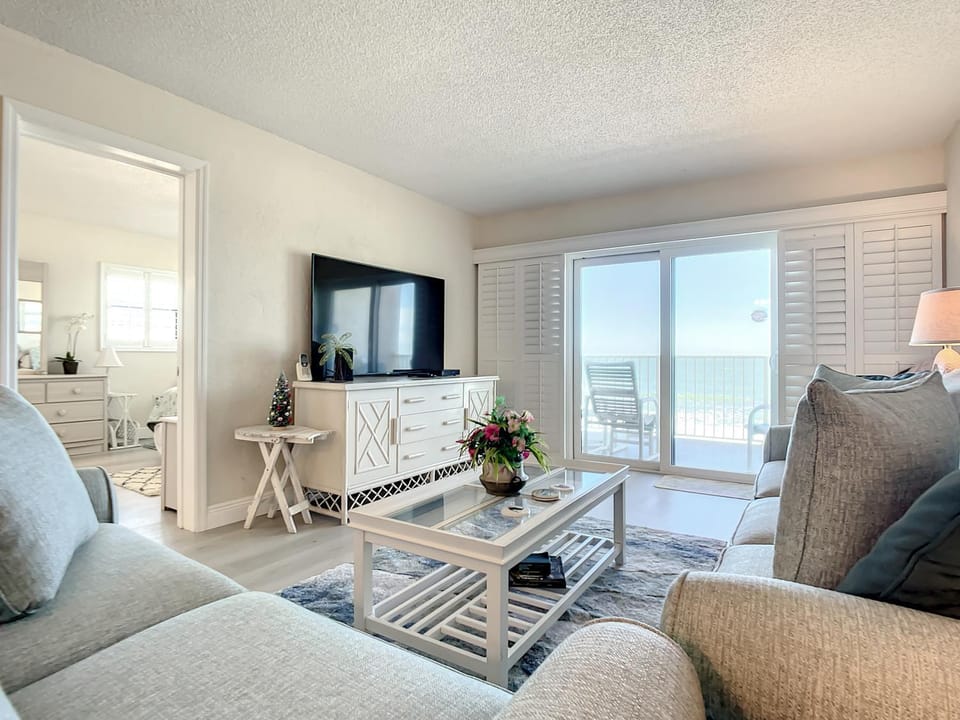 Communal lounge/ TV room, TV and multimedia, Living room, Seating area, Evening entertainment