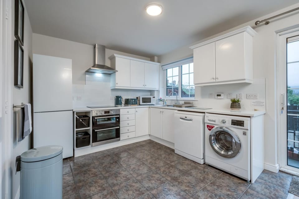 Kitchen or kitchenette, dishwasher, toaster, washing machine