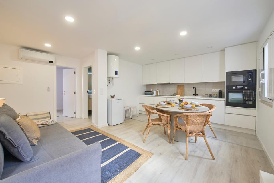 Kitchen or kitchenette, Living room, Seating area, Dining area, dishwasher, oven, stove, toaster
