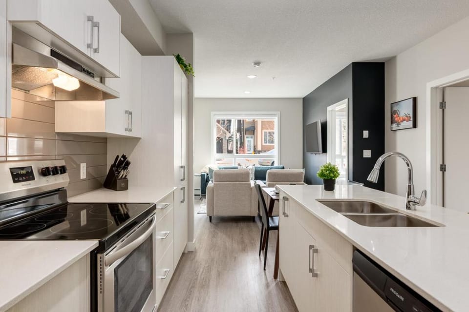 Free Parking, Close to Downtown, Pet Friendly Apartment in Calgary