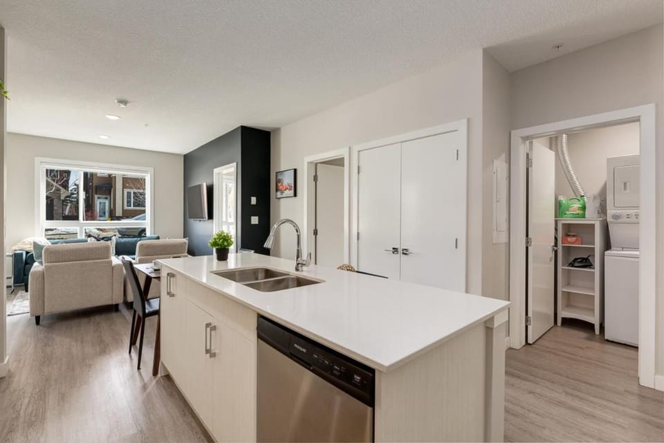Free Parking, Close to Downtown, Pet Friendly Apartment in Calgary