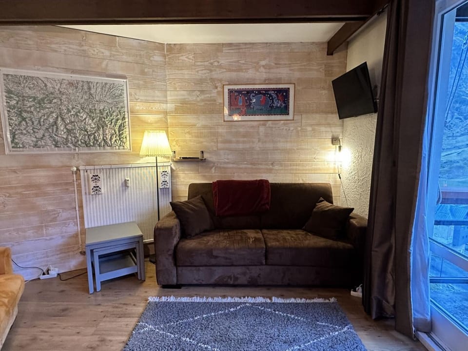 Bed, fireplace