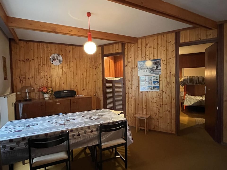 Bed, kitchen