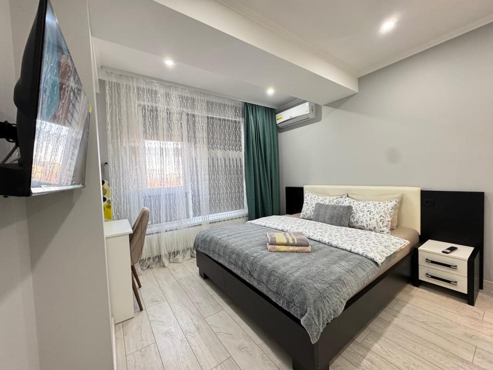 Bed, TV and multimedia, air conditioner