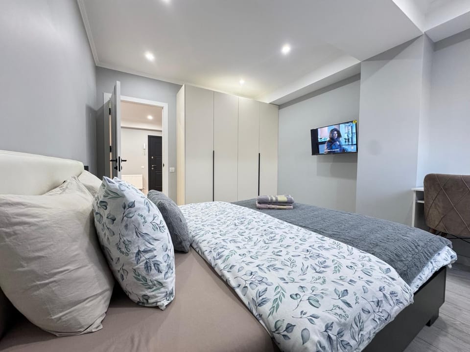 Photo of the whole room, Bedroom