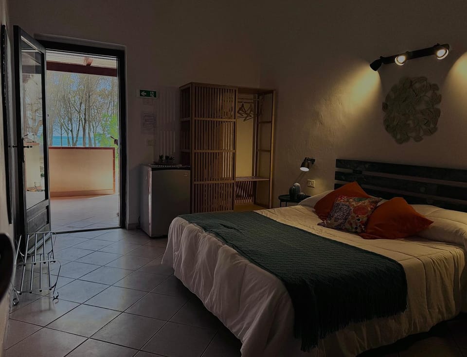 Property building, Bed, Bathroom, Balcony/Terrace, Photo of the whole room, Bedroom, Sea view, Breakfast, hair dryier, towels, wardrobe, air conditioner