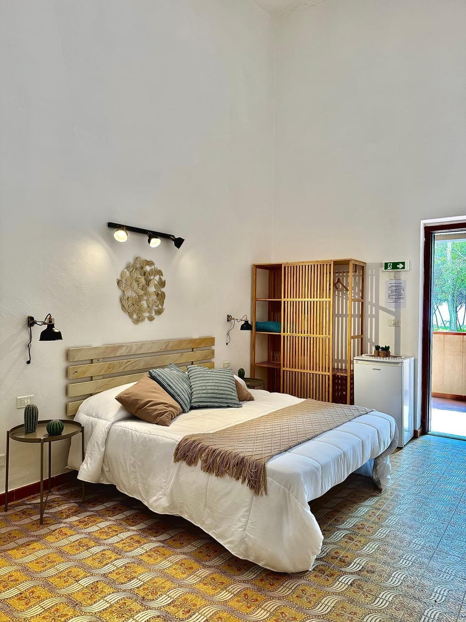 Property building, Bed, Balcony/Terrace, Photo of the whole room, Bedroom, Sea view, Breakfast, wardrobe, air conditioner