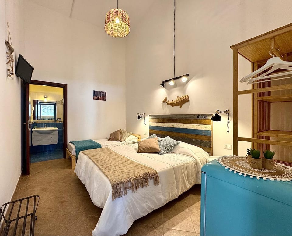 Property building, Bed, Bathroom, Balcony/Terrace, Photo of the whole room, Bedroom, Sea view, Breakfast, hair dryier, towels, wardrobe, air conditioner