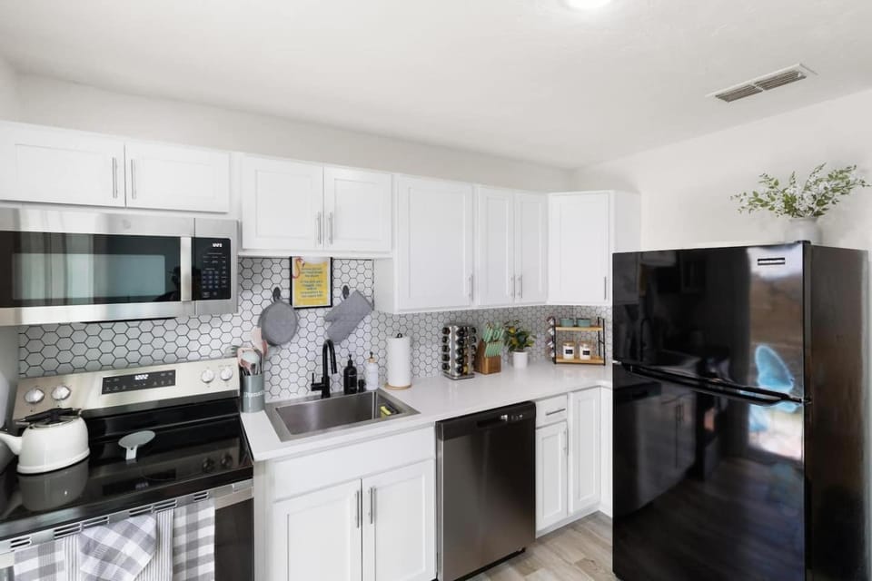 Min to UF Stadium King Bed Dog Friendly House in Gainesville