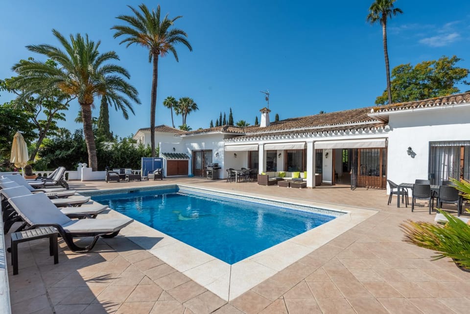Villa Casa La Concha - Luxury 6 bedroom Villa in Marbella, Beautiful Mountain View, Heated Swimming Pool, 15min walk to Puerto Banus Beaches, Sleeps up to 12 Villa in Marbella