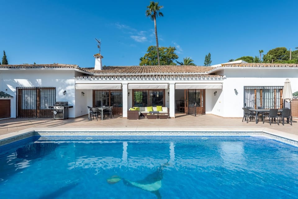 Villa Casa La Concha - Luxury 6 bedroom Villa in Marbella, Beautiful Mountain View, Heated Swimming Pool, 15min walk to Puerto Banus Beaches, Sleeps up to 12 Villa in Marbella