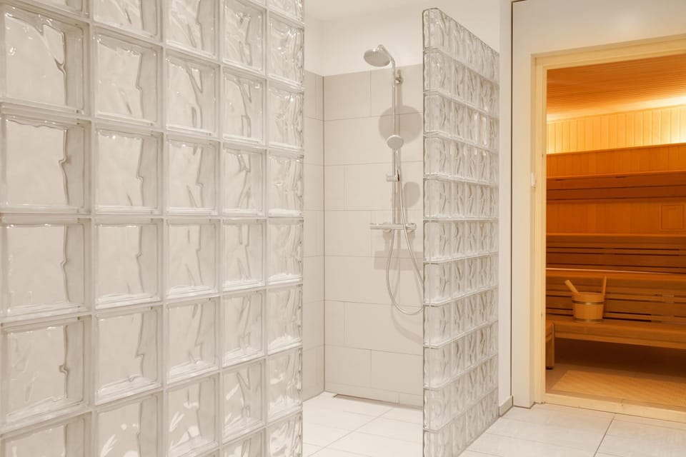 Shower, Sauna