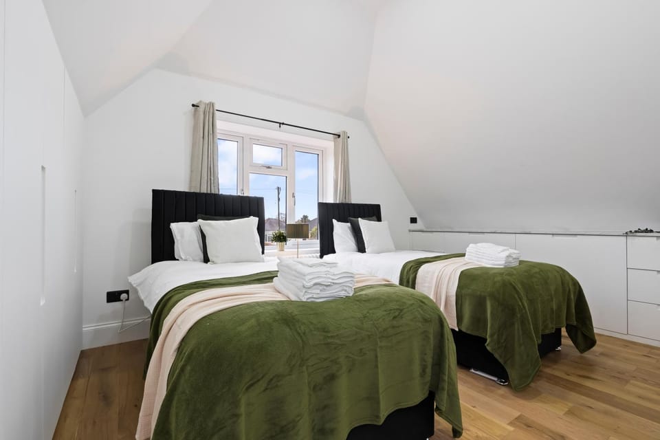 Bed, Photo of the whole room, Bedroom, towels
