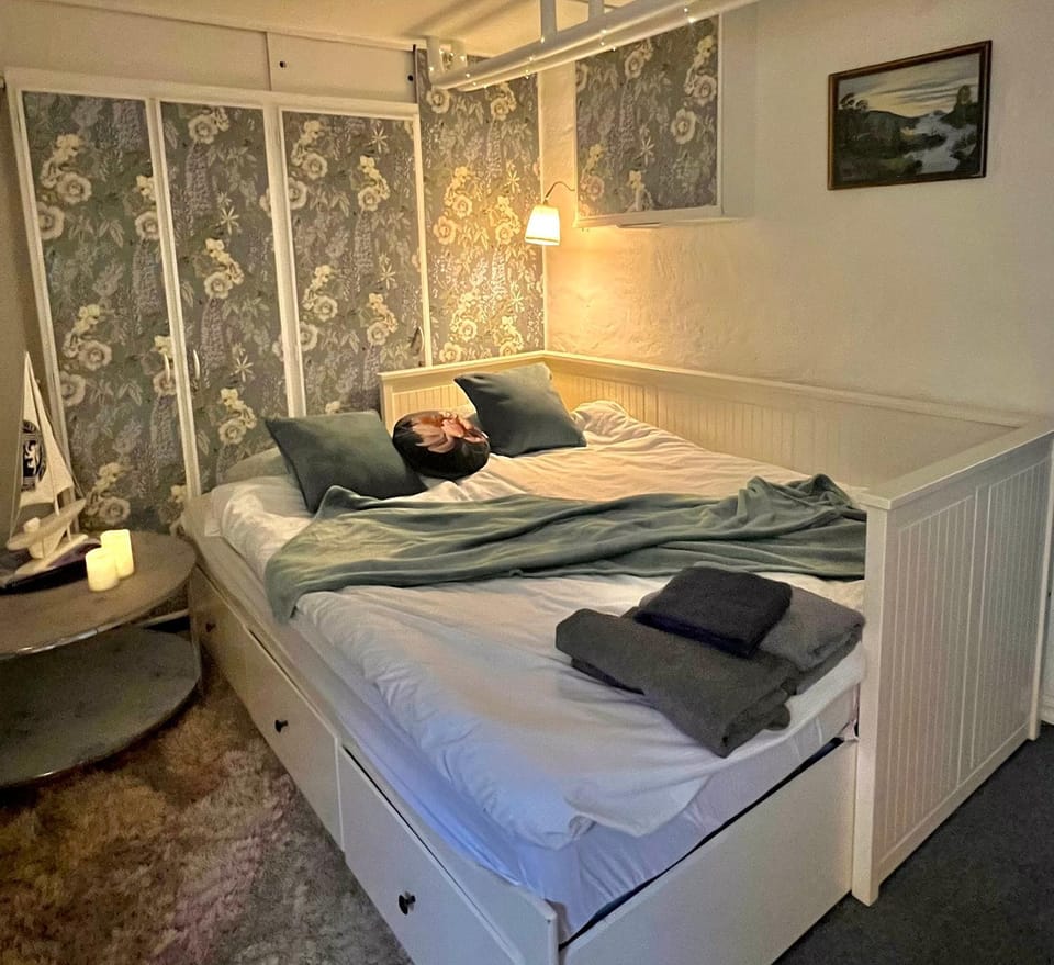 Bed, towels