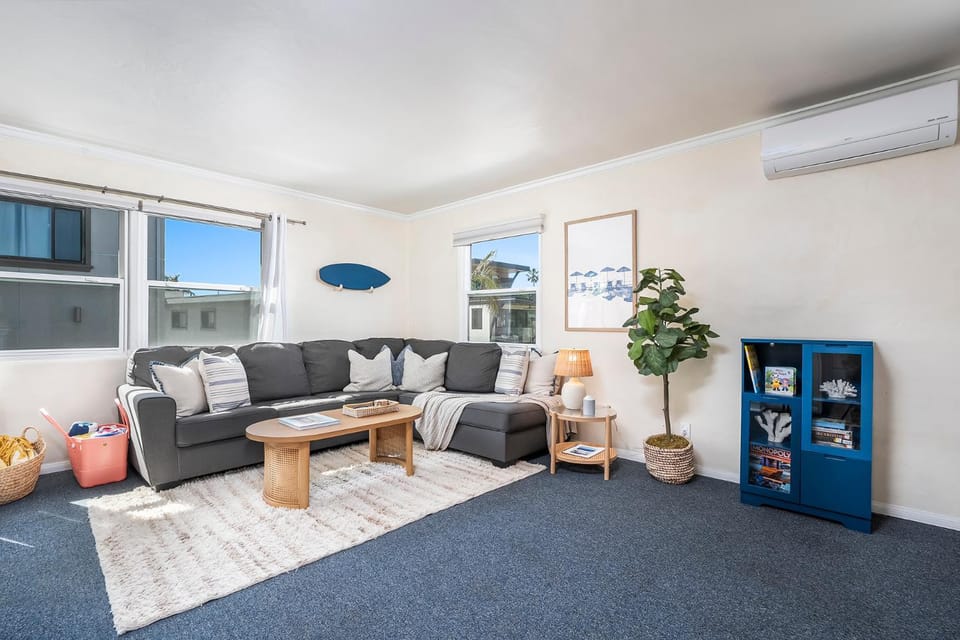 Living room, Seating area, air conditioner