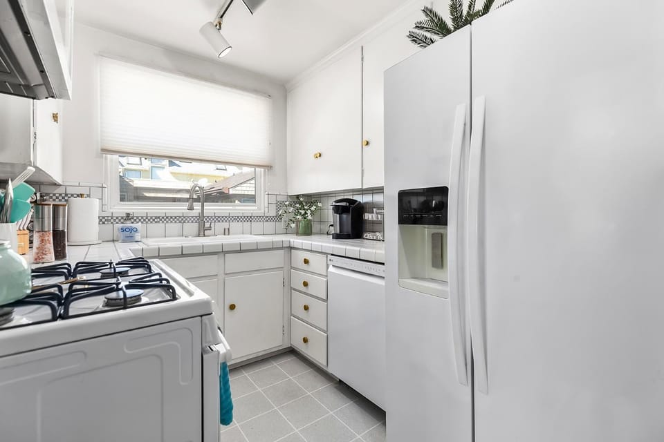 Kitchen or kitchenette, dishwasher, oven, stove