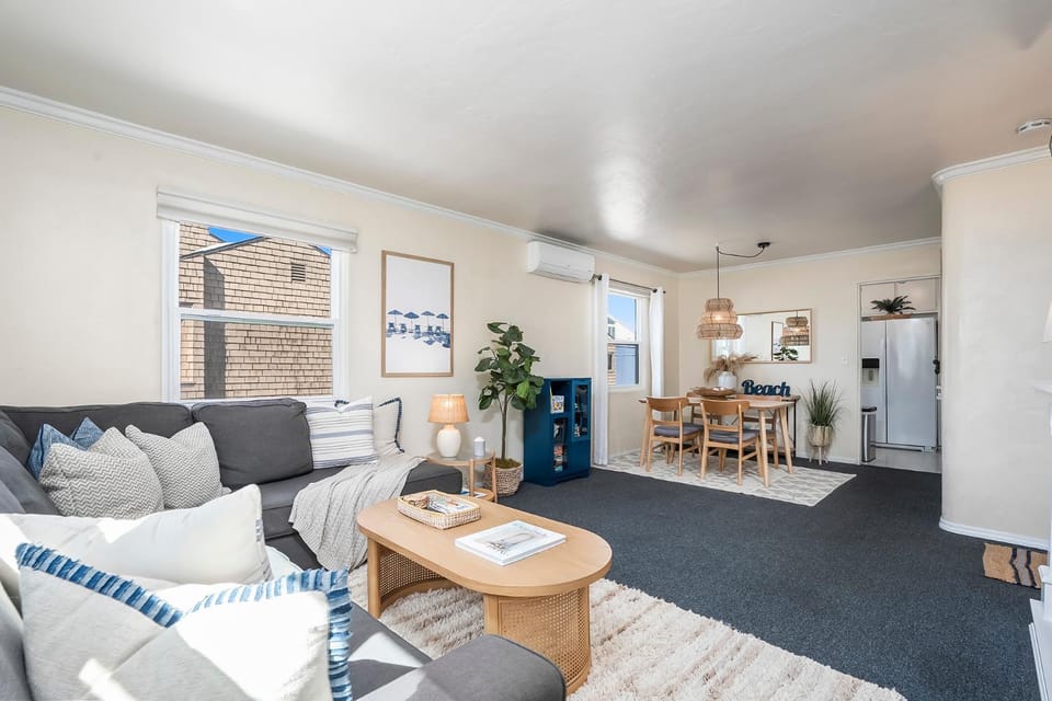View (from property/room), Living room, Seating area, Floor plan, Dining area
