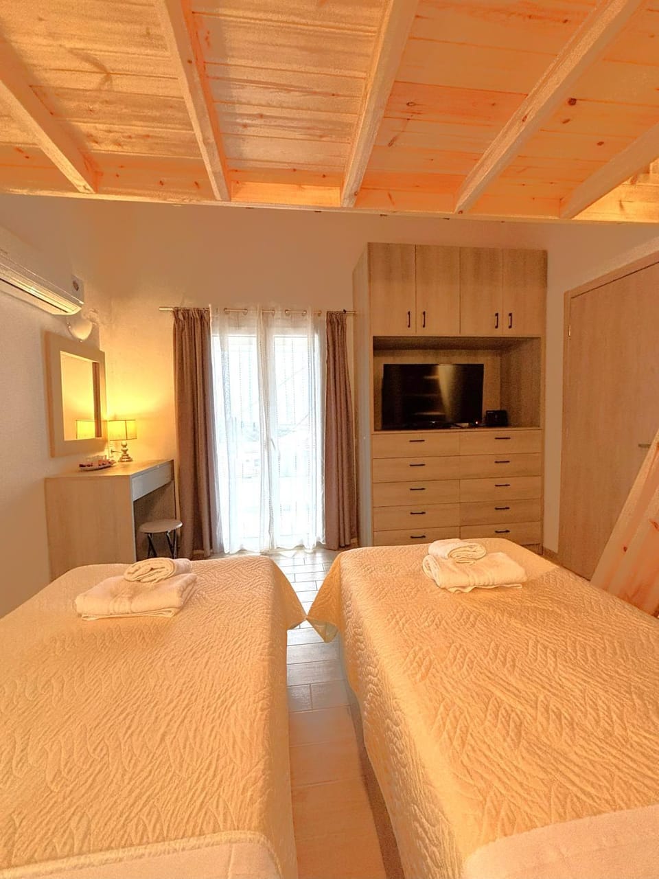 Bed, TV and multimedia, Balcony/Terrace, Bedroom, air conditioner