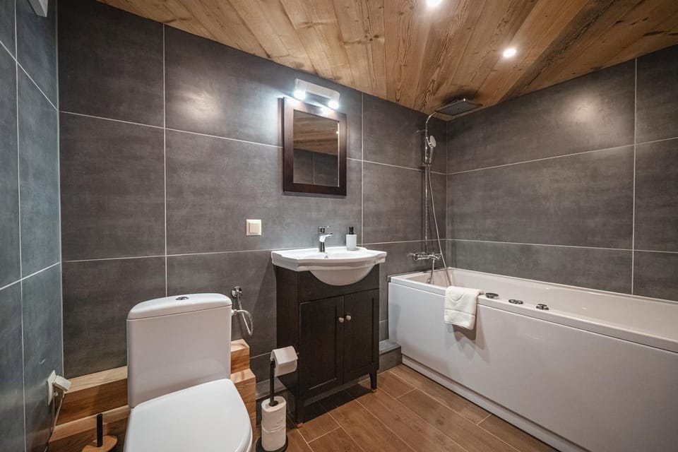 Toilet, Hot Tub, Bathroom, towels