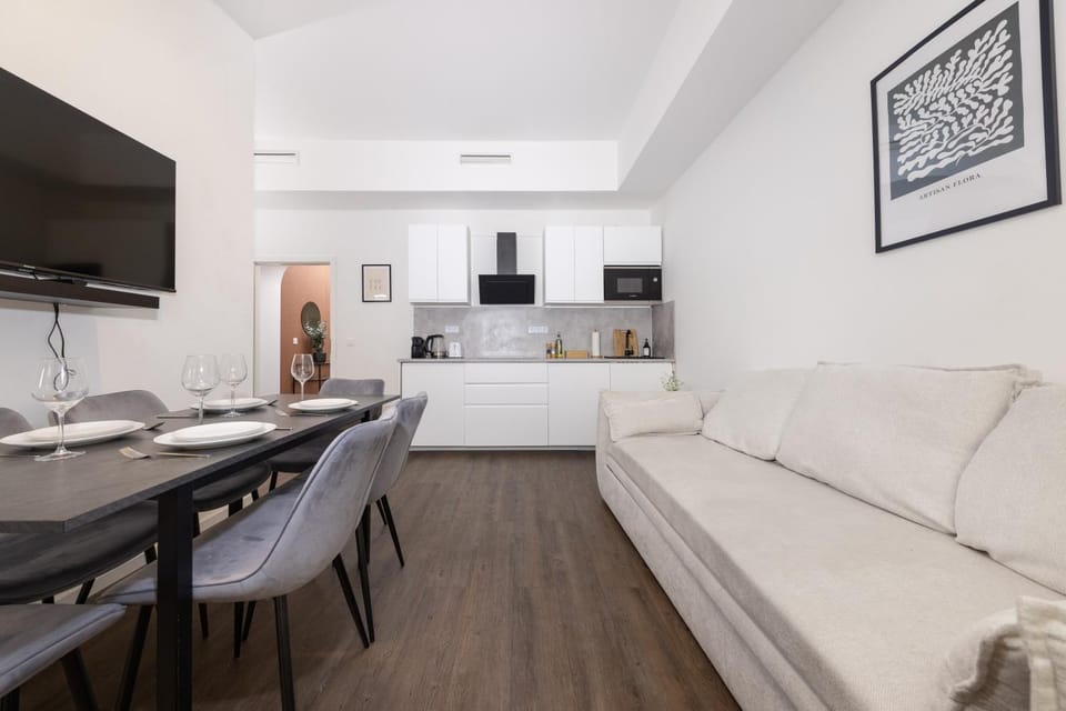 TV and multimedia, Kitchen or kitchenette, Living room, Seating area, Dining area