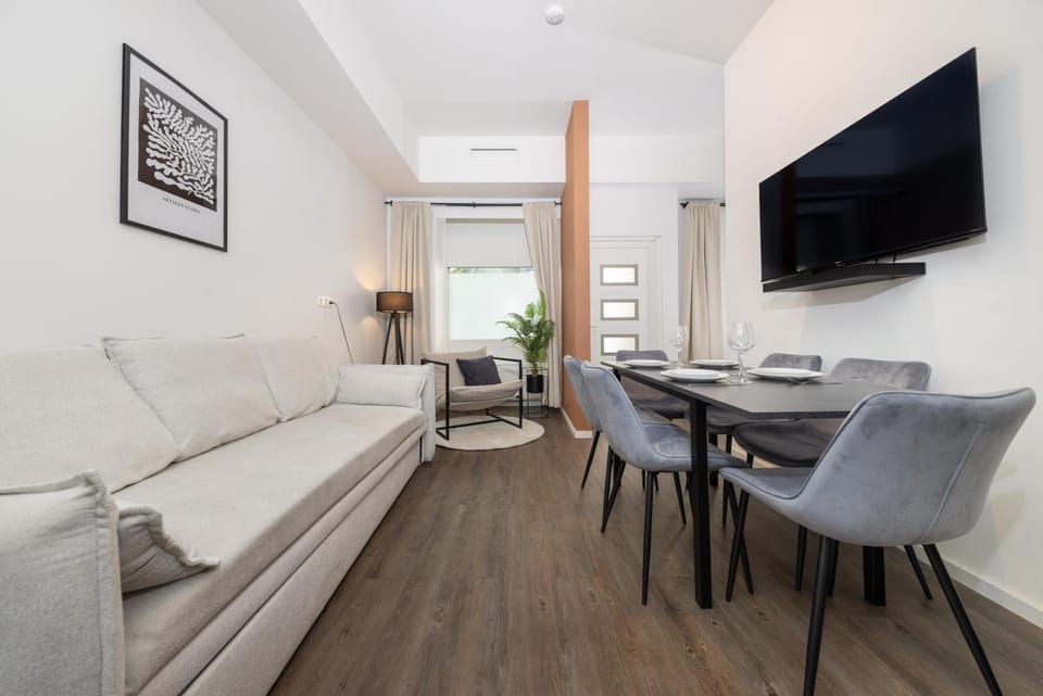 TV and multimedia, Living room, Seating area, Dining area