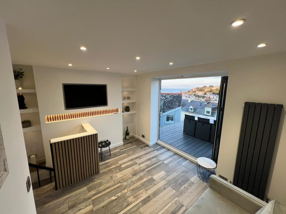 Communal lounge/ TV room, TV and multimedia, View (from property/room), Balcony/Terrace, Living room, Seating area, Dining area, Evening entertainment