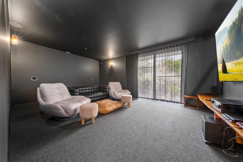 TV and multimedia, Living room, Seating area, Evening entertainment