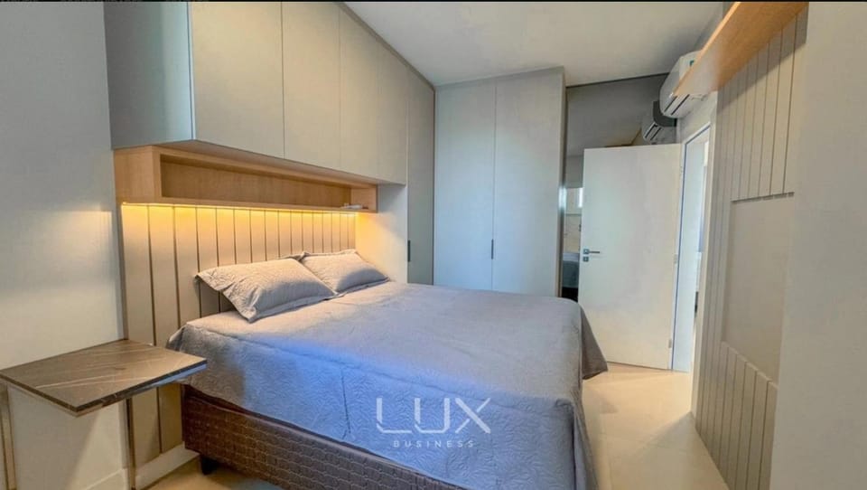 COD 379 - Apartamento em Meia Praia Apartment in Porto Belo
