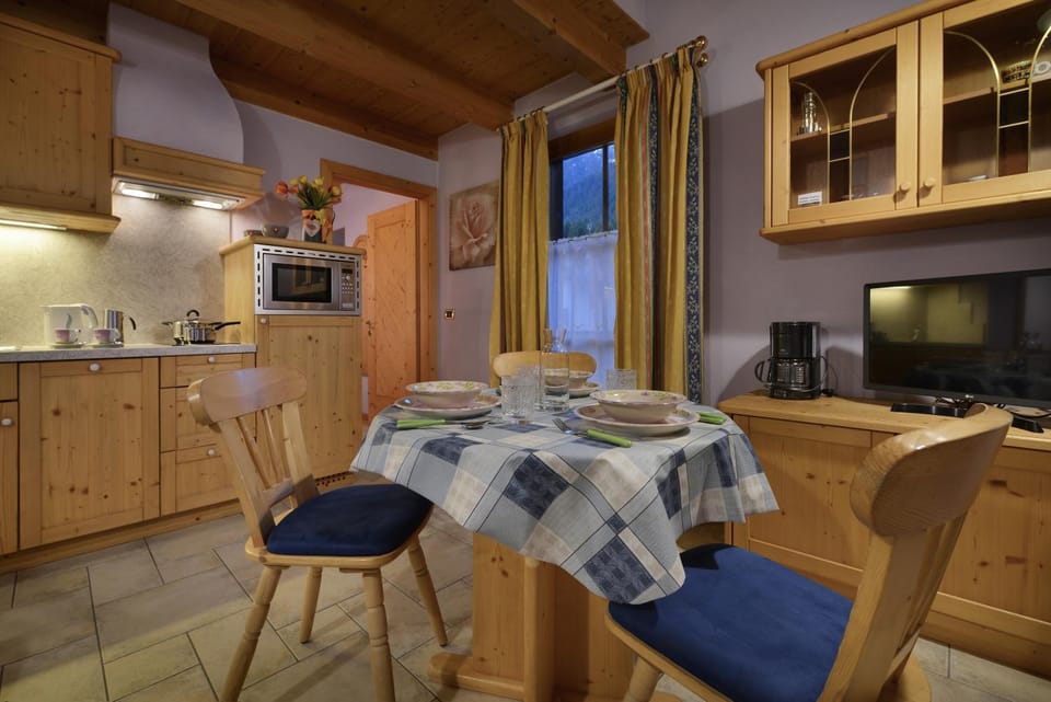 TV and multimedia, Coffee/tea facilities, Kitchen or kitchenette, Dining area, dishwasher, pet friendly, stove