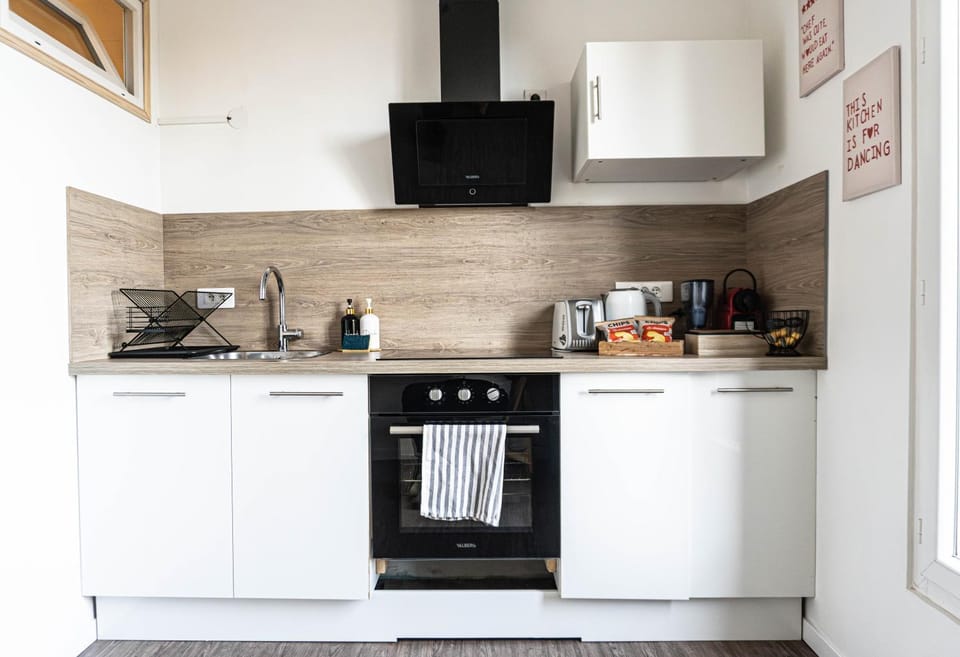 Coffee/tea facilities, Kitchen or kitchenette, oven, stove, toaster