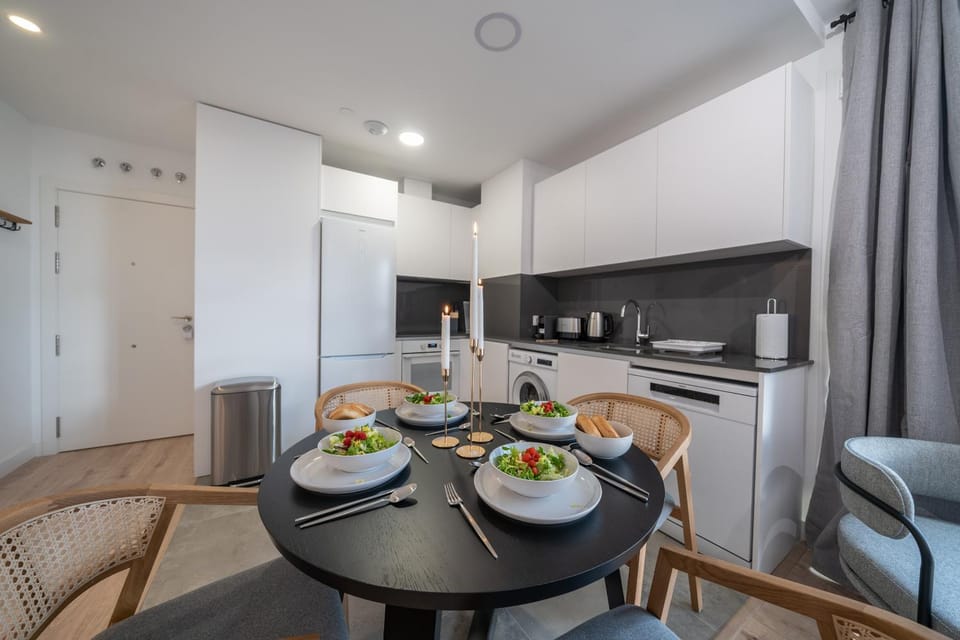 Kitchen or kitchenette, Dining area