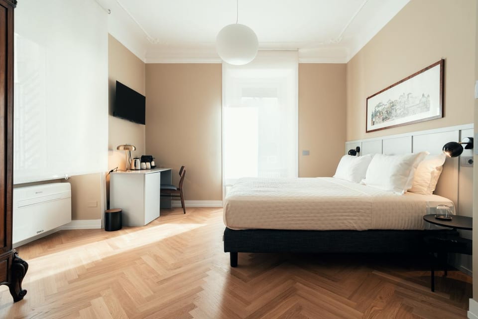 Bed, TV and multimedia, Bedroom