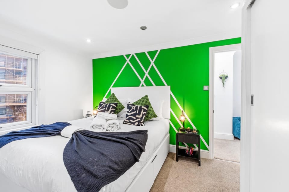 3 bed trendy Vibe House in Earls court Kensington Apartment in City of Westminster