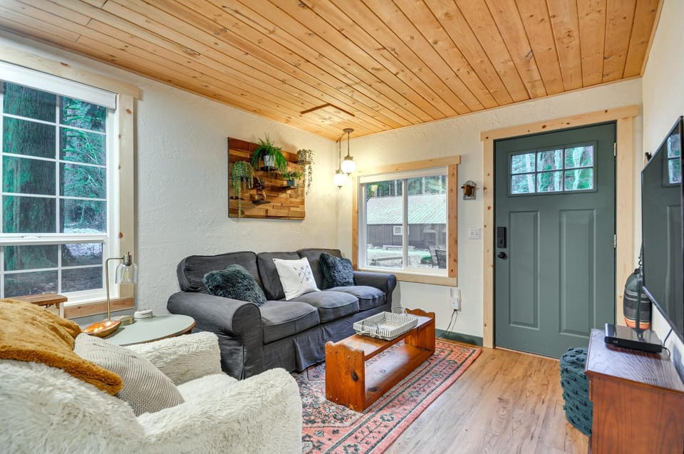 Hike, Ski & Explore: Rhododendron Forest Retreat! House in Clackamas County